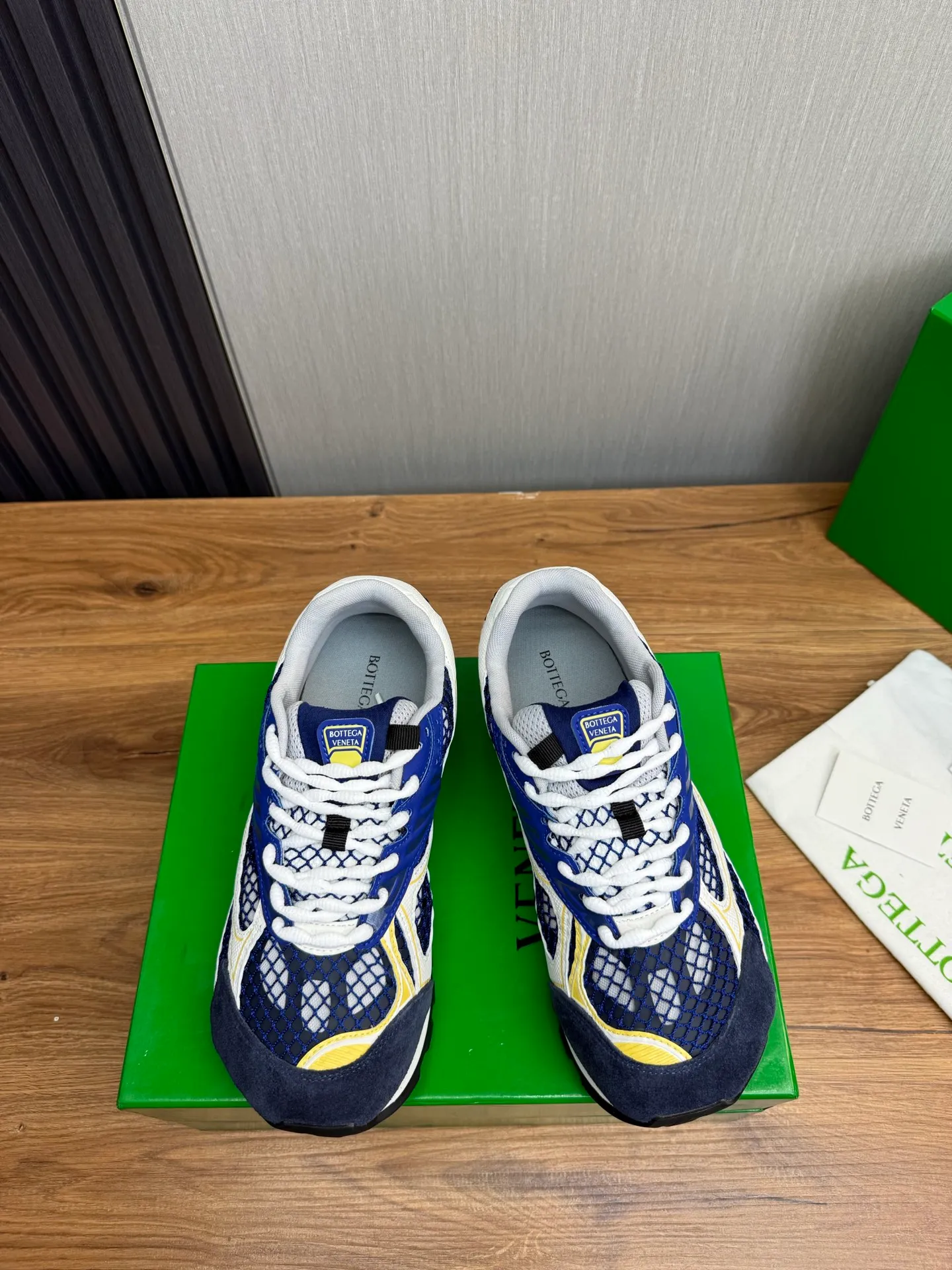 Men's men's shoes 💰620💰 BV top version 𝘽𝙊𝙏𝙏𝙀𝙂𝘼 𝙑𝙀𝙉𝙀𝙏𝘼 Orbit sneakers Wang Yibo same style couple style dad shoes 🩷💚 Runner sneakers, made of lightweight technical mesh fabric. Features a geometric patterned rubber outsole. Pay attention to the package craftsmanship ❕ High version shipping ❗️ Very nice, durable to play with and durable to make ✔️ Standard version 💯💯 The outsole is made of color-blocked TPU outsole. Women’s model 35-41 (40 41 customized) Men’s model 39-46 (45.46 customized) Equipped with original packaging